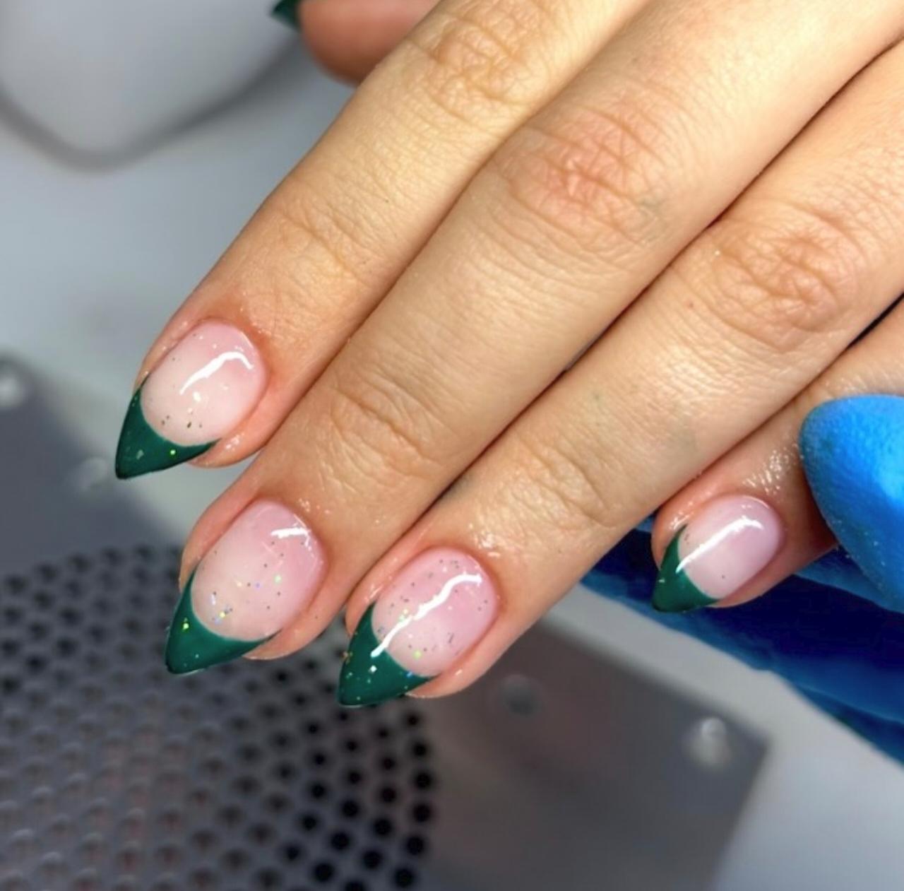 French manicura verde esmeralda — SEstetica