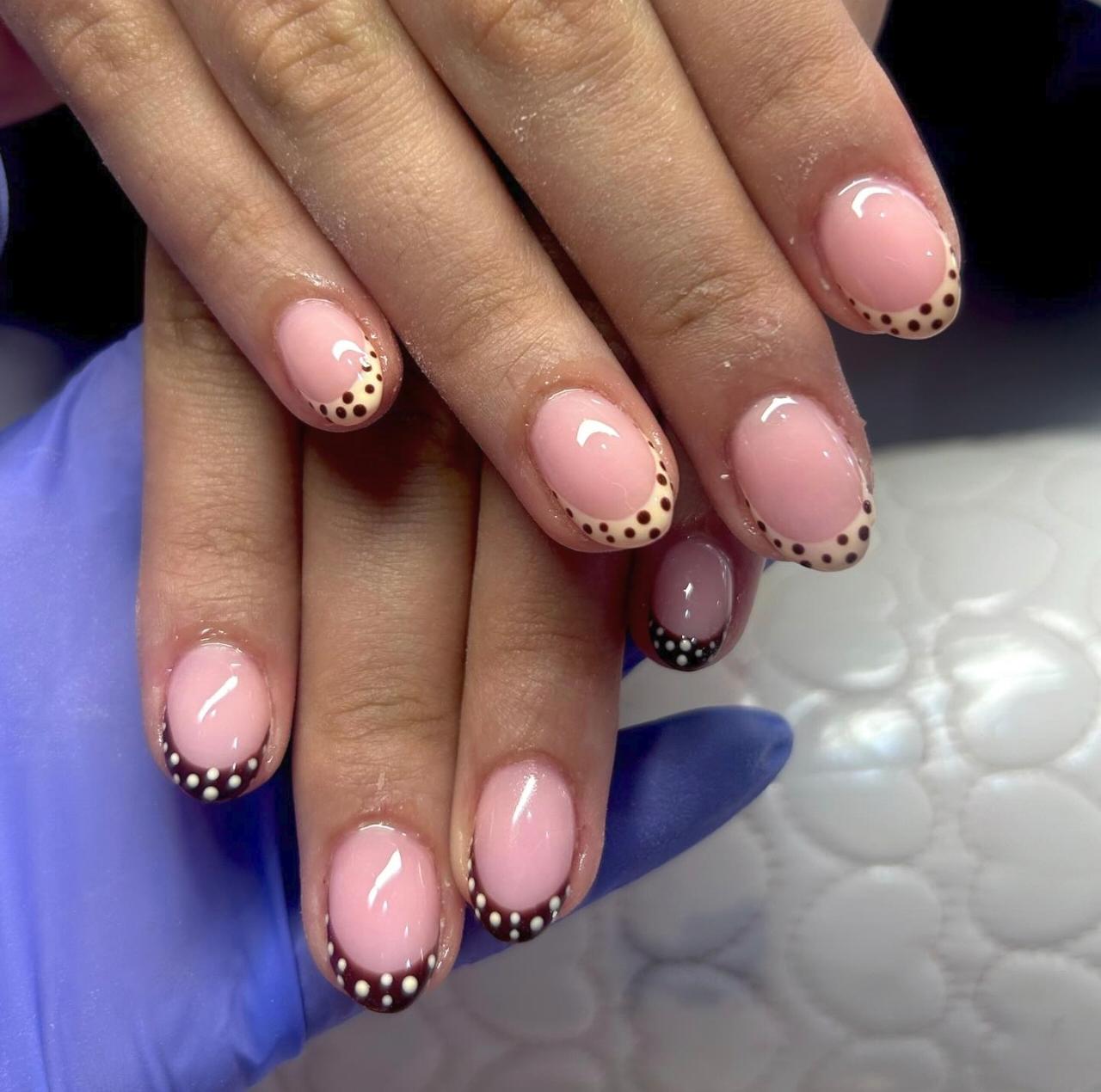 French manicura rosa con lunares — SEstetica